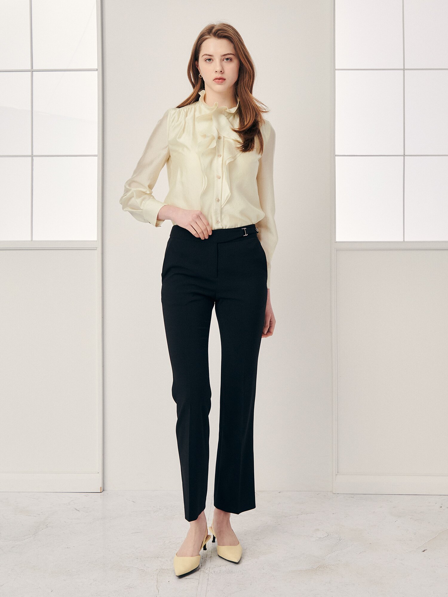 벨트 장식 슬림 부츠컷 팬츠 (BLACK)
