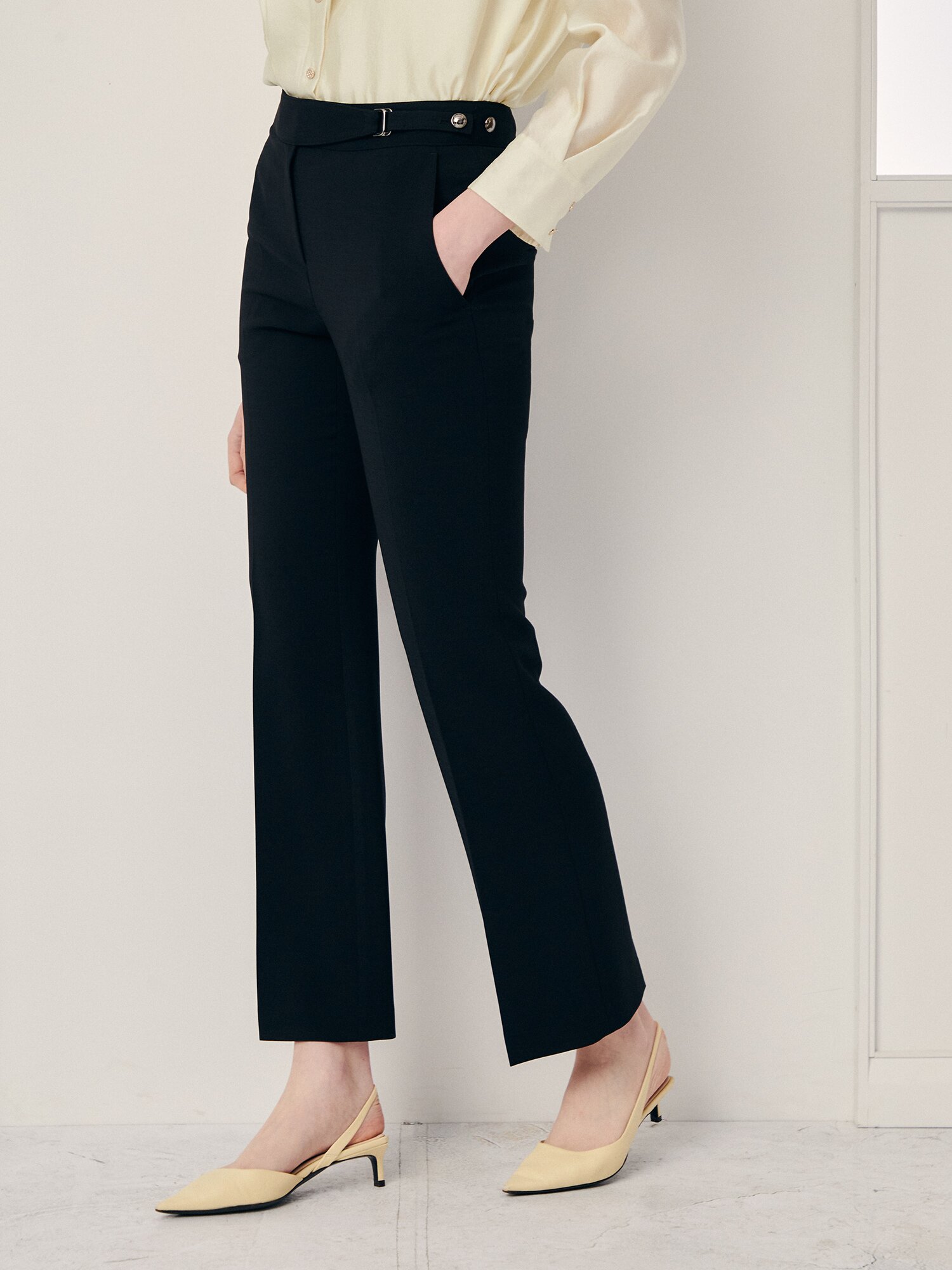 벨트 장식 슬림 부츠컷 팬츠 (BLACK)
