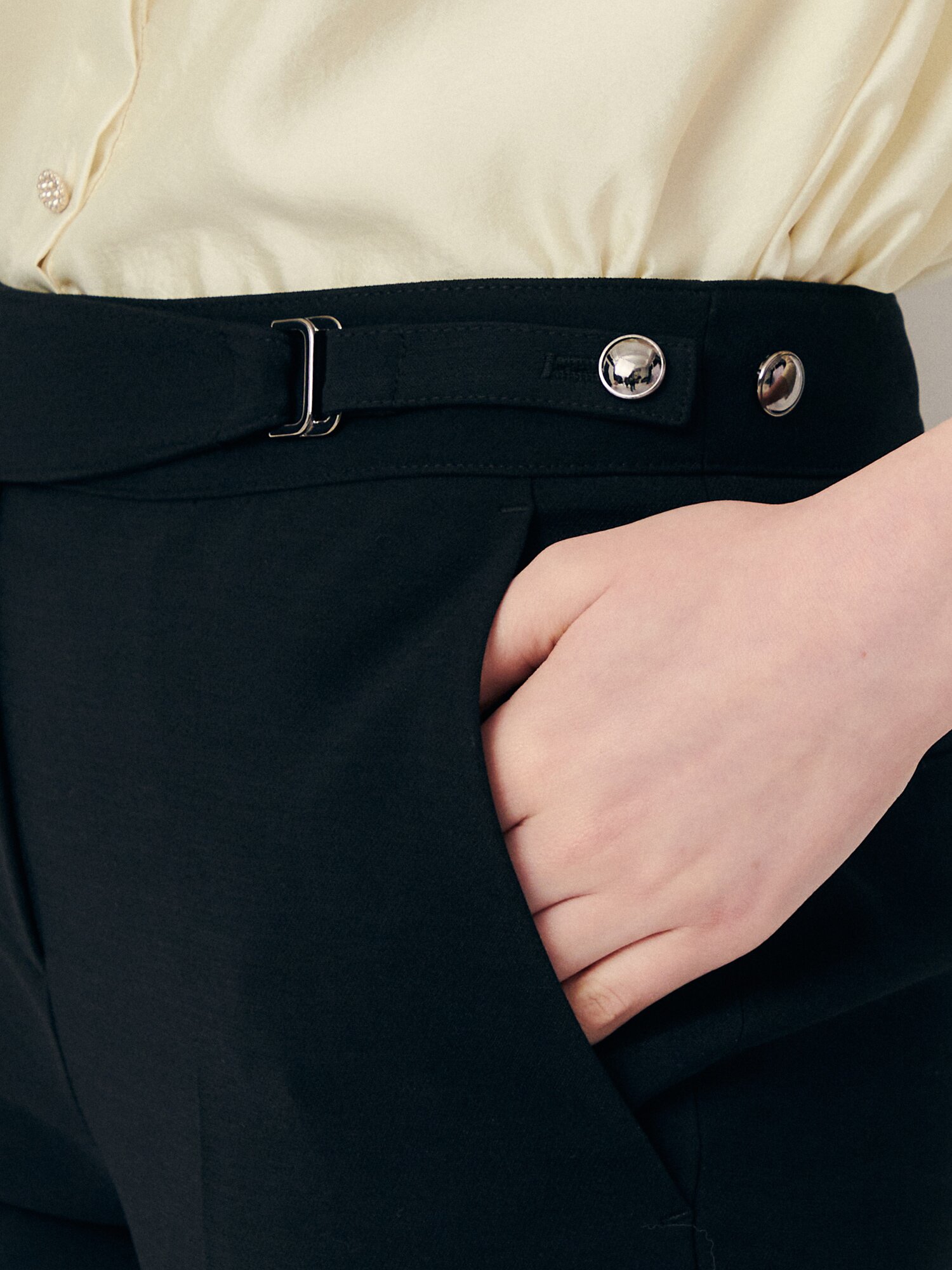 벨트 장식 슬림 부츠컷 팬츠 (BLACK)