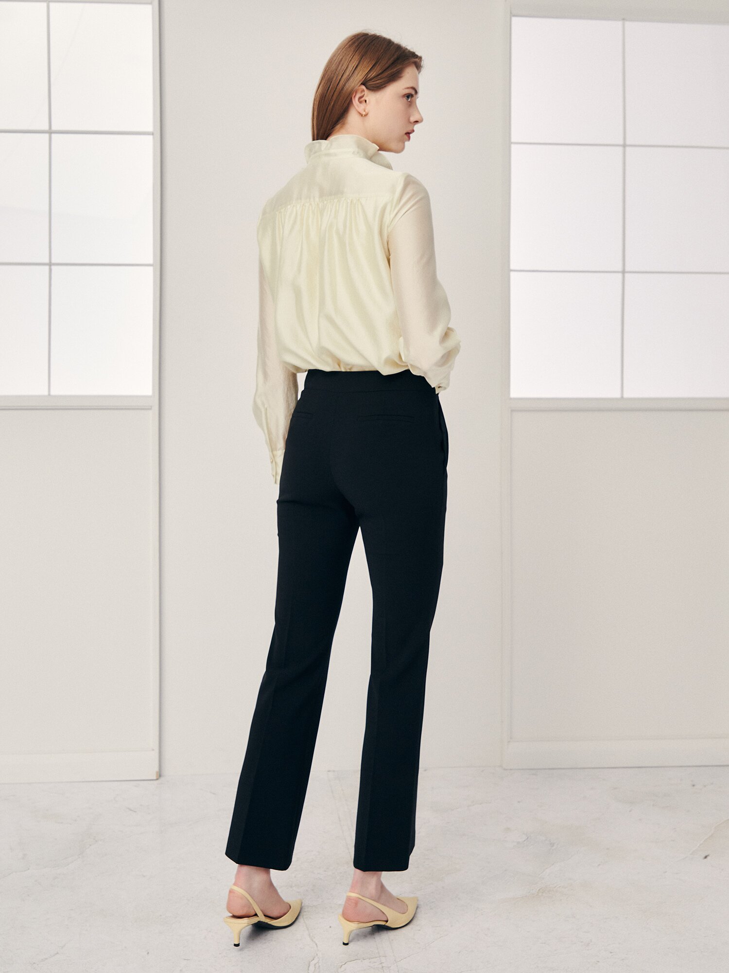 벨트 장식 슬림 부츠컷 팬츠 (BLACK)