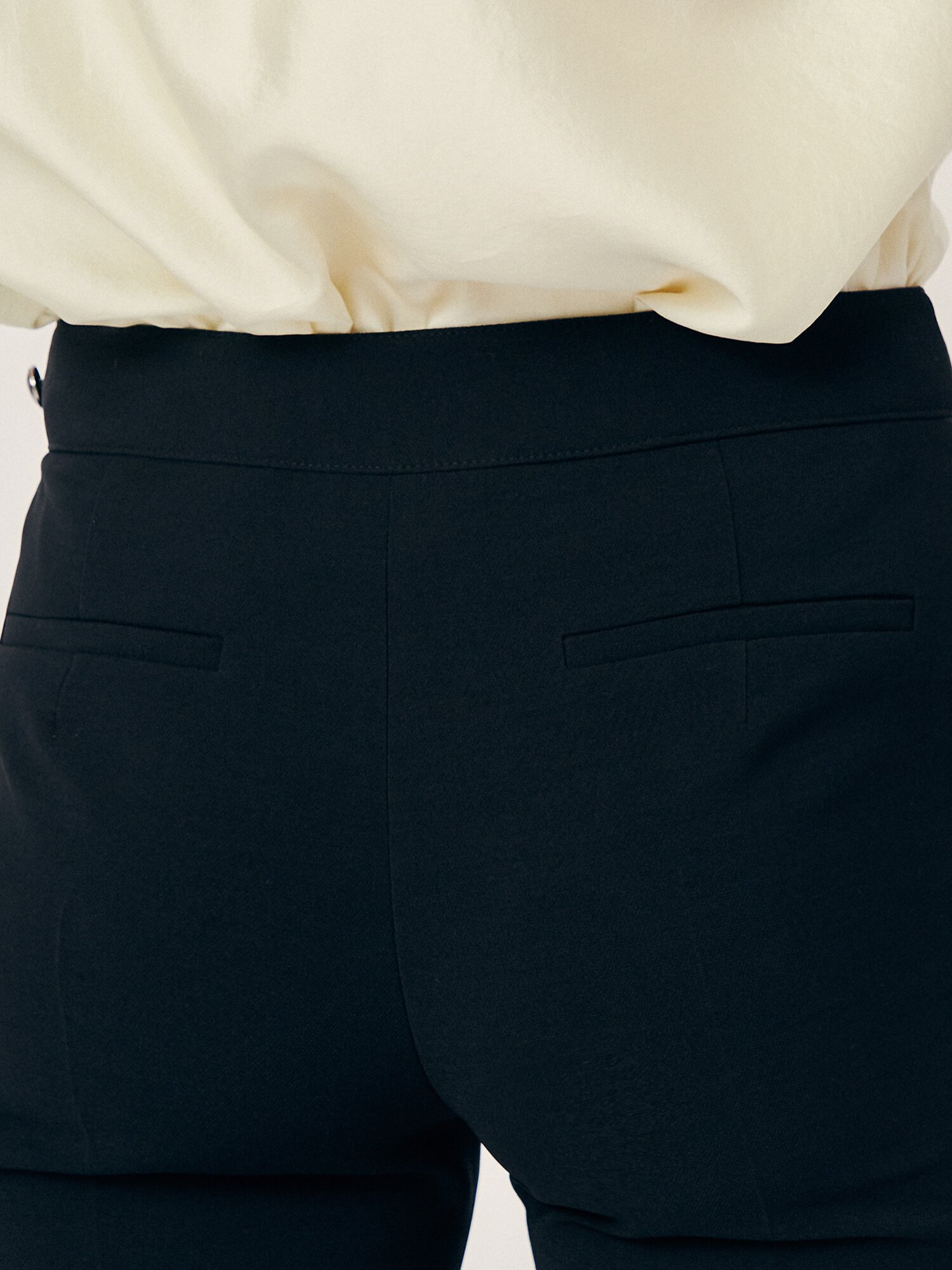 벨트 장식 슬림 부츠컷 팬츠 (BLACK)