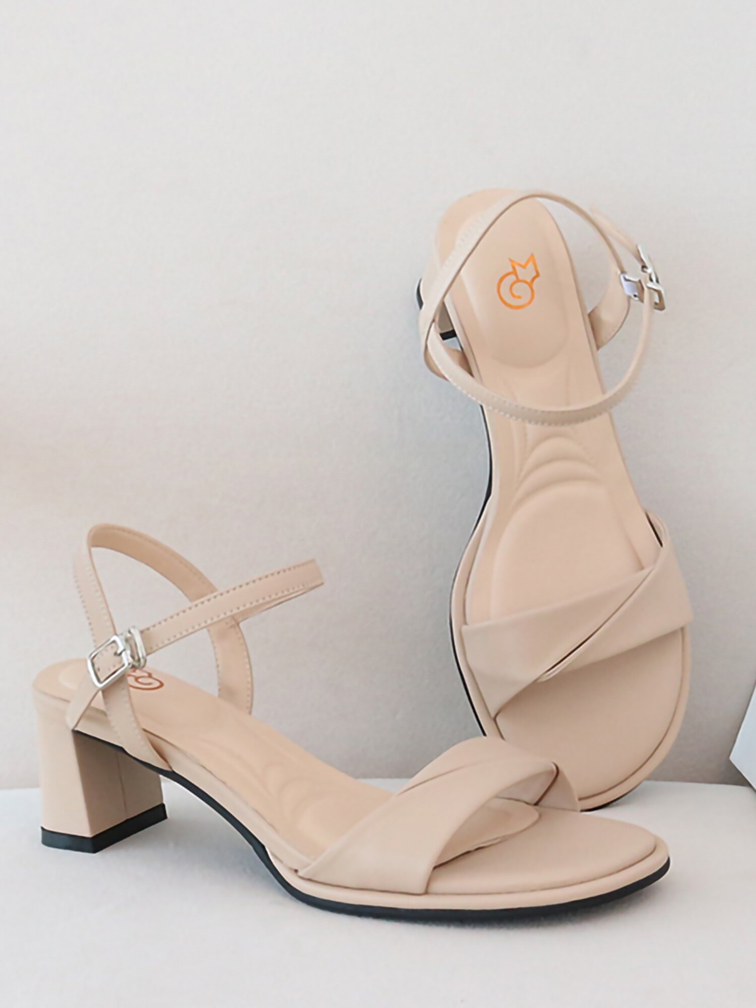 (머랭고) 천연소가죽 슬림청키힐 스트랩 샌들 6cm M24M04L