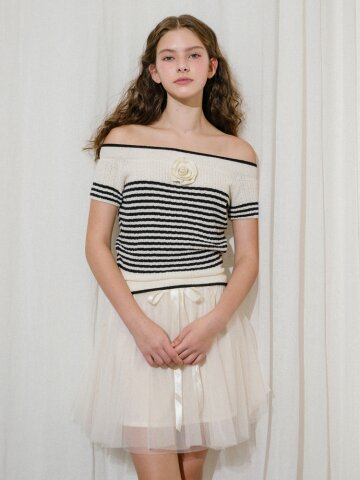 오프숄더 코사지 니트