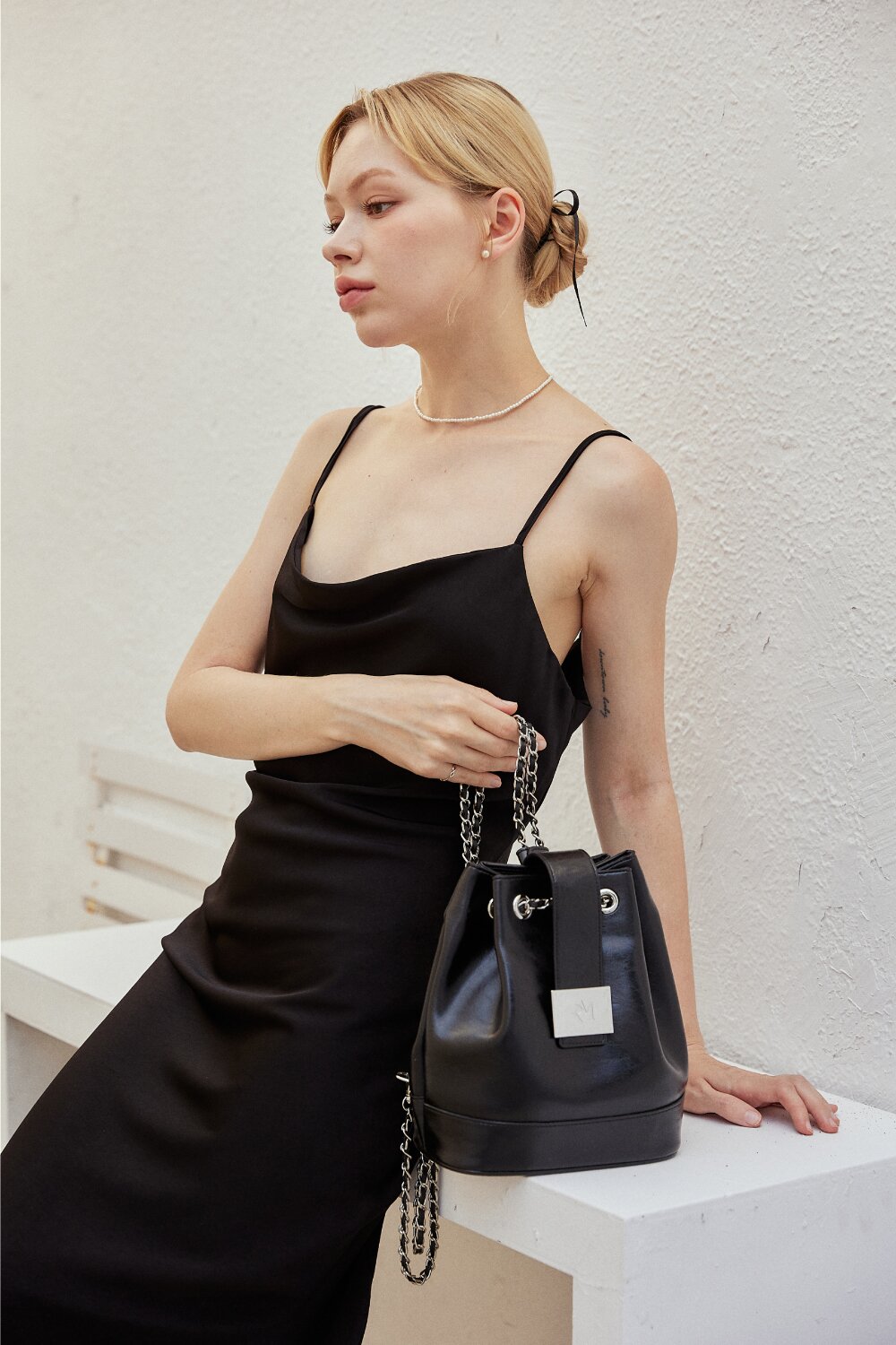 Eins chain bag_black