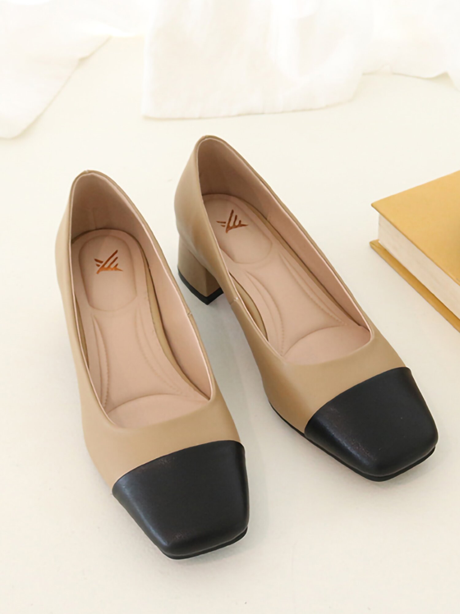 머랭고 천연소가죽 투톤 클래식펌프스 4cm M24F05L