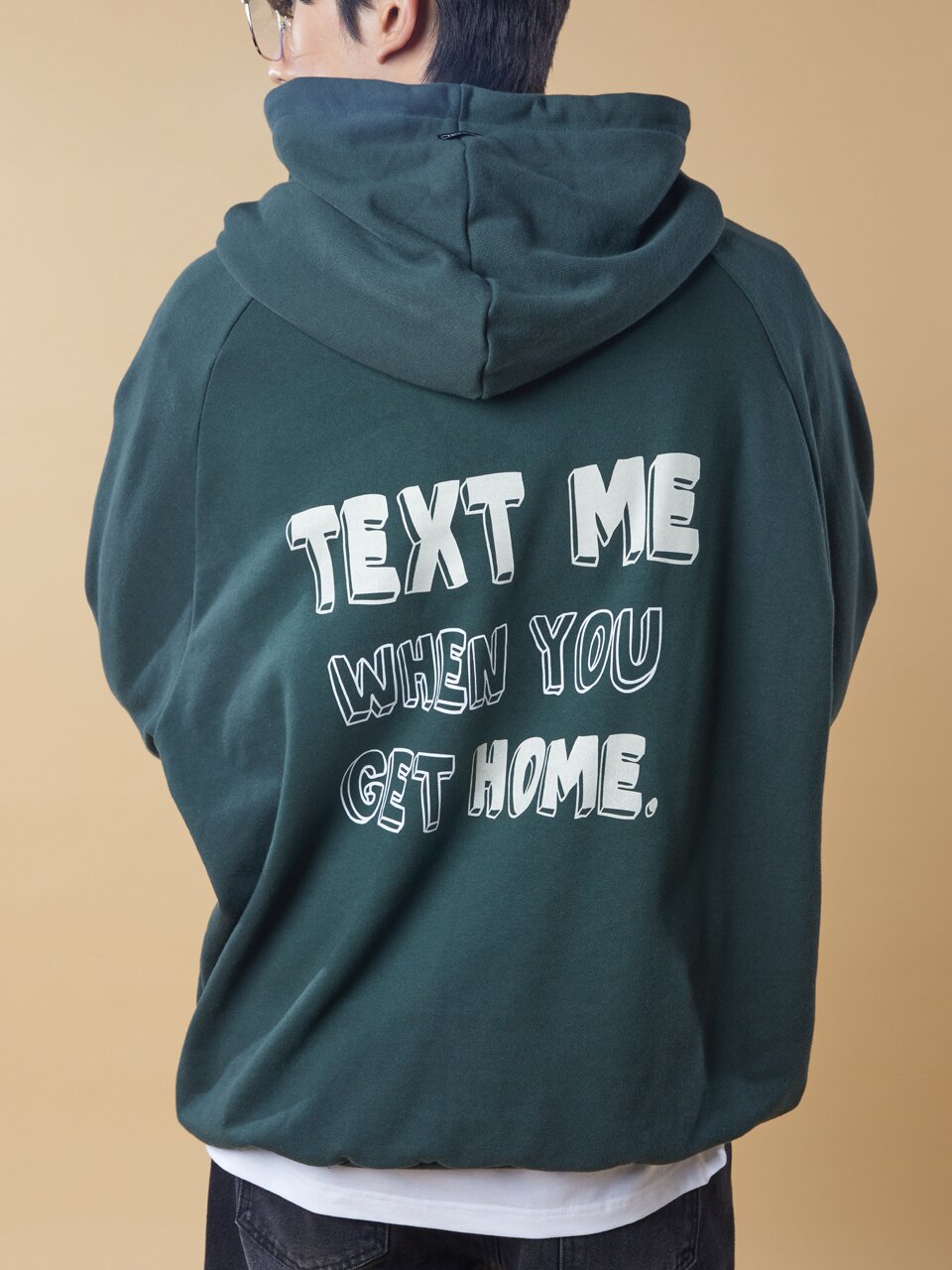 (남녀공용) 오버핏 백사이드 레터링 TEXTME 후드티 [KHAKI]