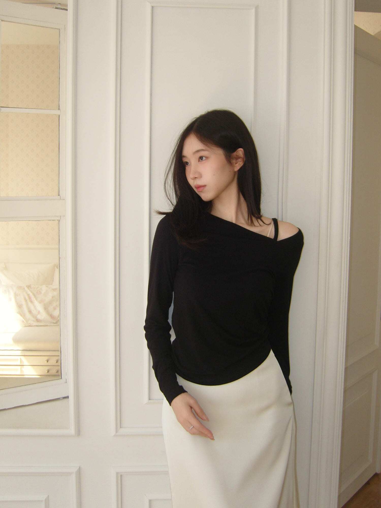 언발란스 스트랩스 벌룬 긴팔티셔츠 - 블랙