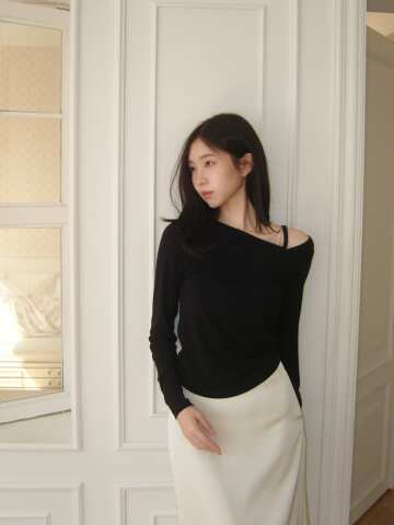 언발란스 스트랩스 벌룬 긴팔티셔츠 - 블랙