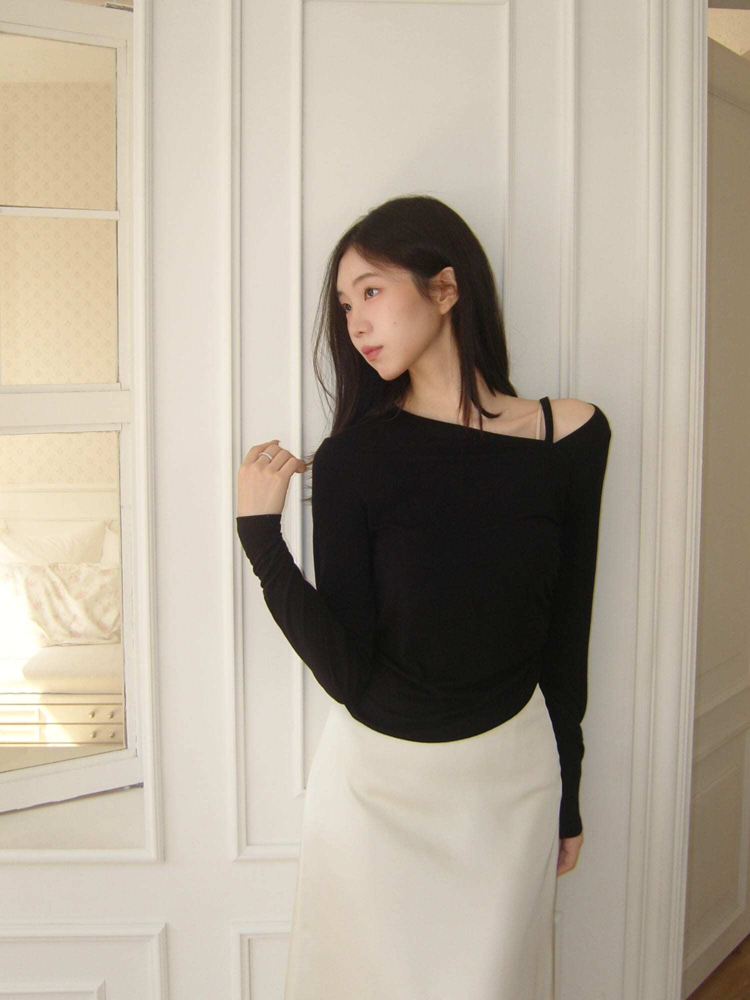 언발란스 스트랩스 벌룬 긴팔티셔츠 - 블랙