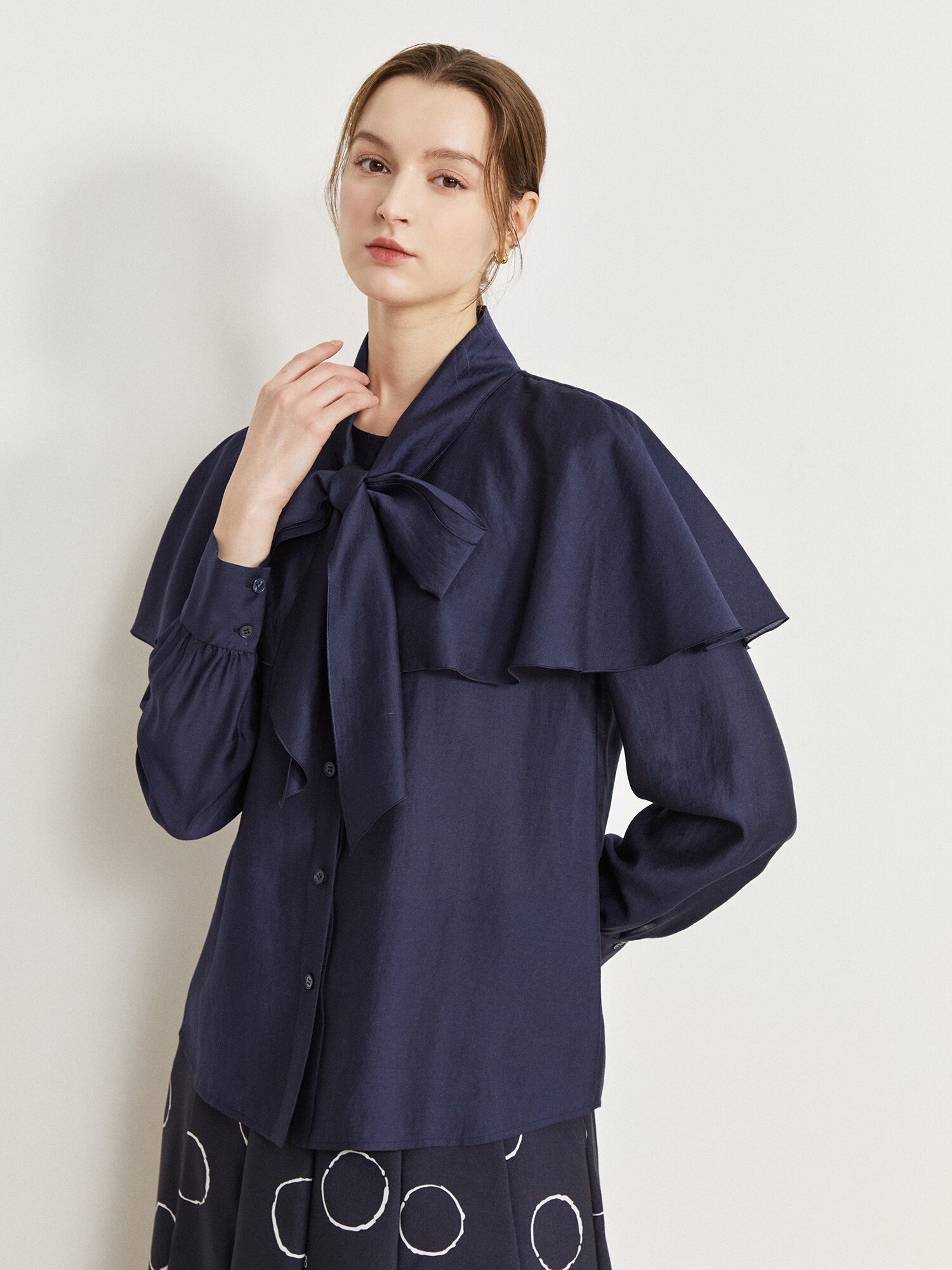 케이프 타이넥 블라우스 (NAVY)
