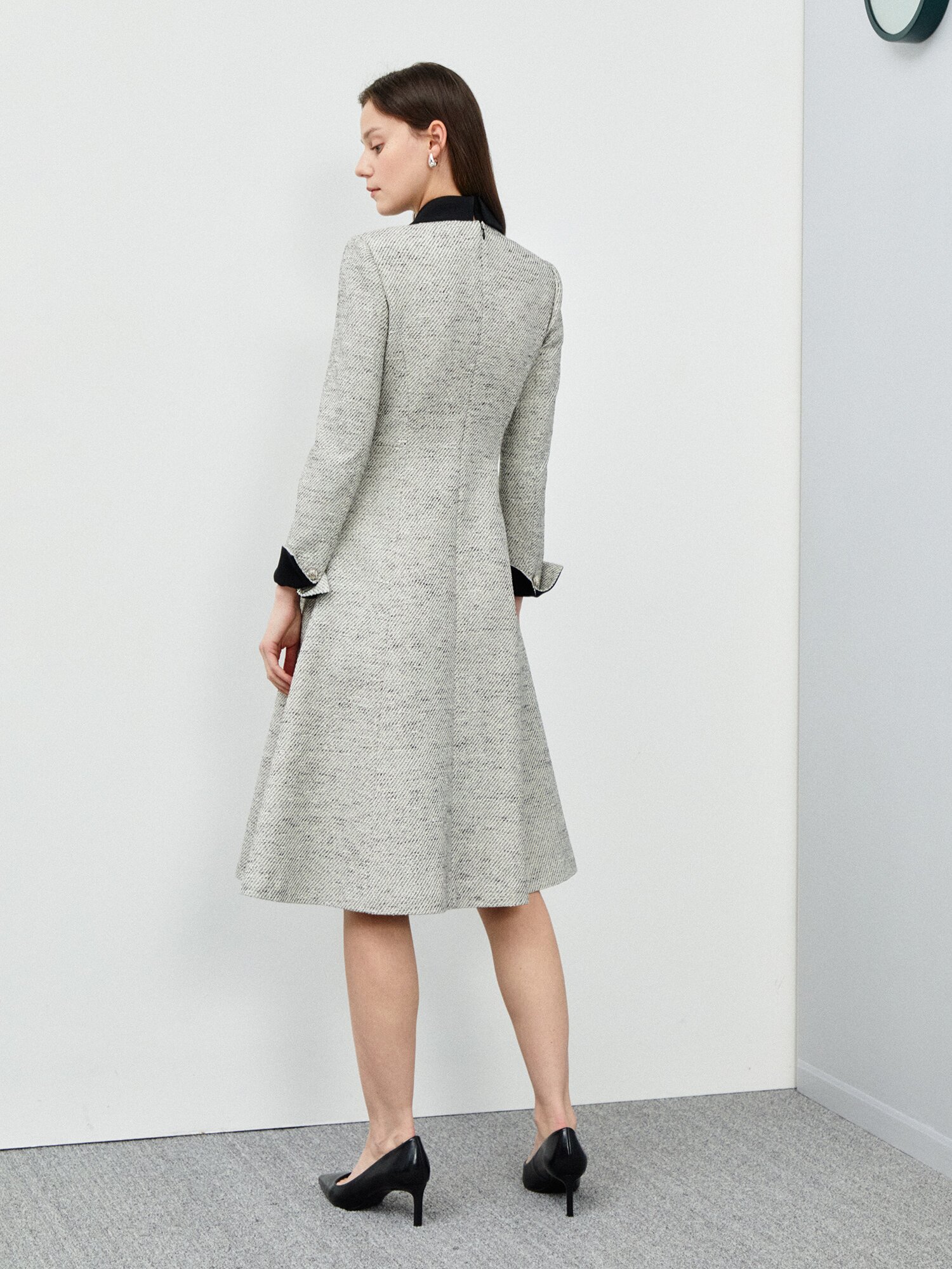 엘레강스 버튼 디테일 플레어 원피스 (JAQUARD IVORY)