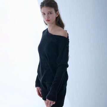 [카미노] BUTTON OFF-SHOULDER KNIT SWEATSHIRT BLACK