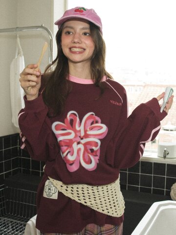 [LINE] 오버사이즈 파이핑 라인 배색 클로버 긴팔 티셔츠 (Burgundy)