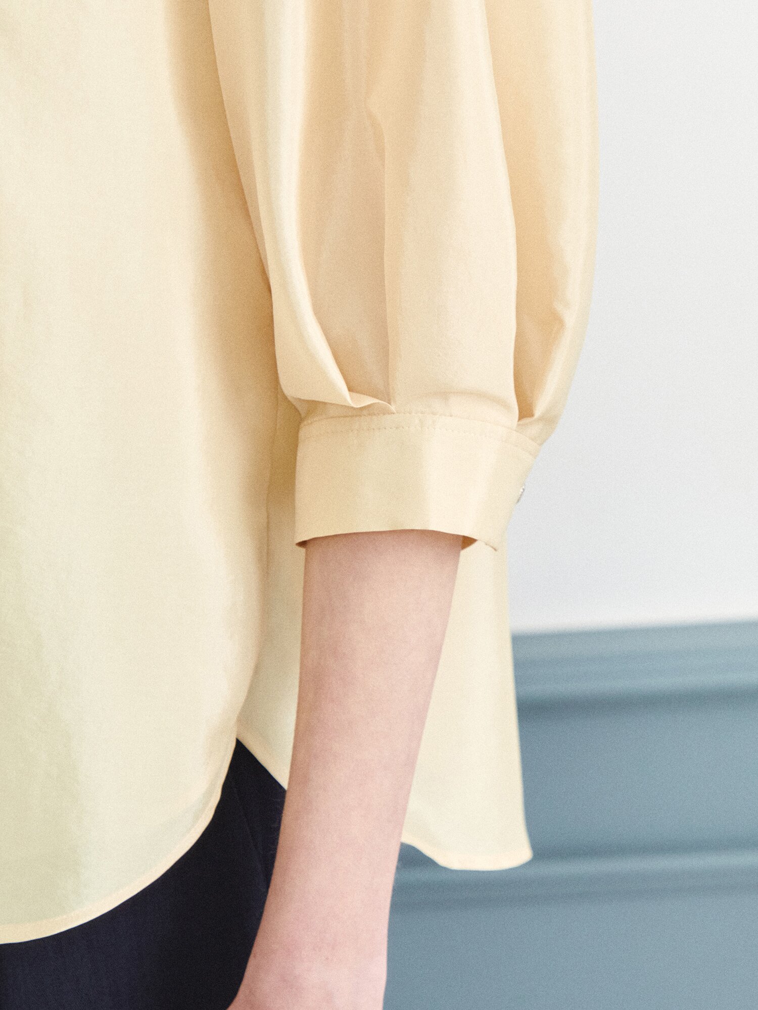 프릴 레이어 슬릿넥 블라우스 (LIGHT YELLOW)