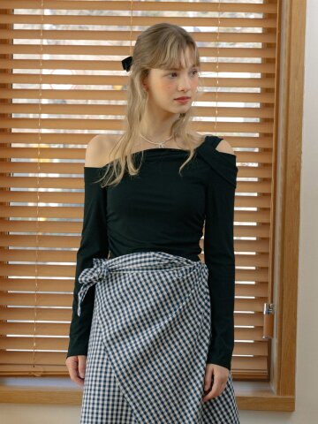 DD_Off-shoulder neckline top_BLACK