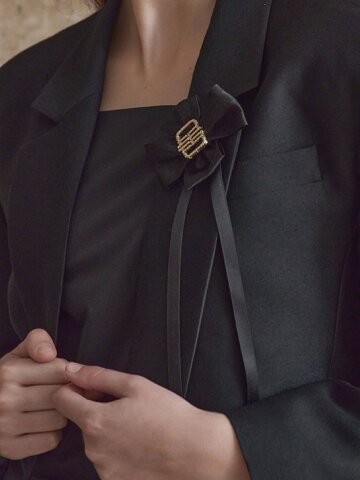 골드 엠블럼 리본 브로치_Y15YAX011