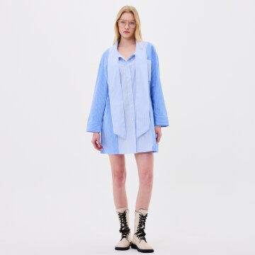 [분더가이스트] 오버핏 스트라이프 배색 리본카라 롱셔츠 스카이블루