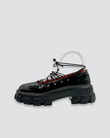 페르타 레이스업 에나멜 로퍼_R807