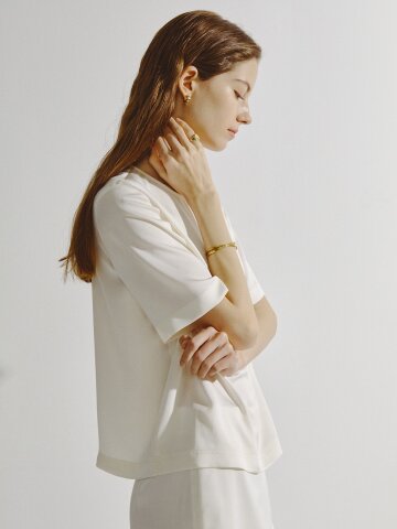 백 자수 라운드넥 블라우스 