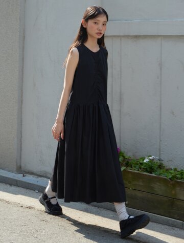 Pleated sleeveless one-piece_BLACK
