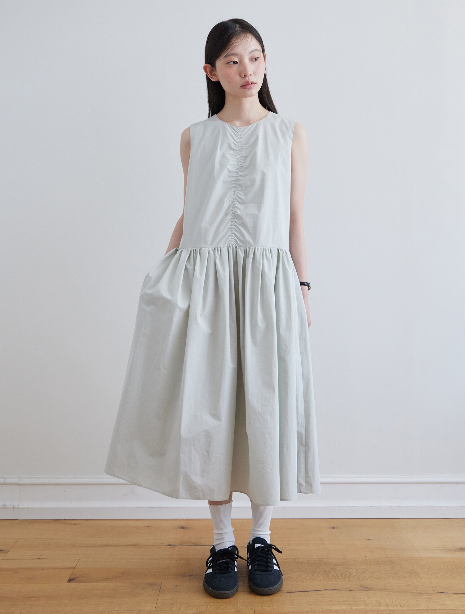 Pleated sleeveless one-piece_MINT GREY