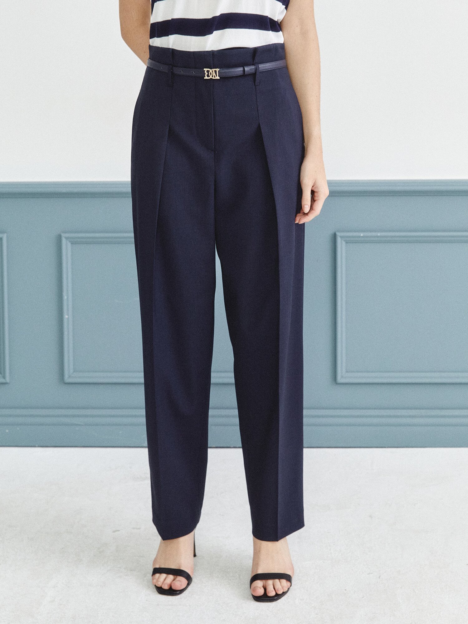 벨티드 원턱 테이퍼드 팬츠 (NAVY)