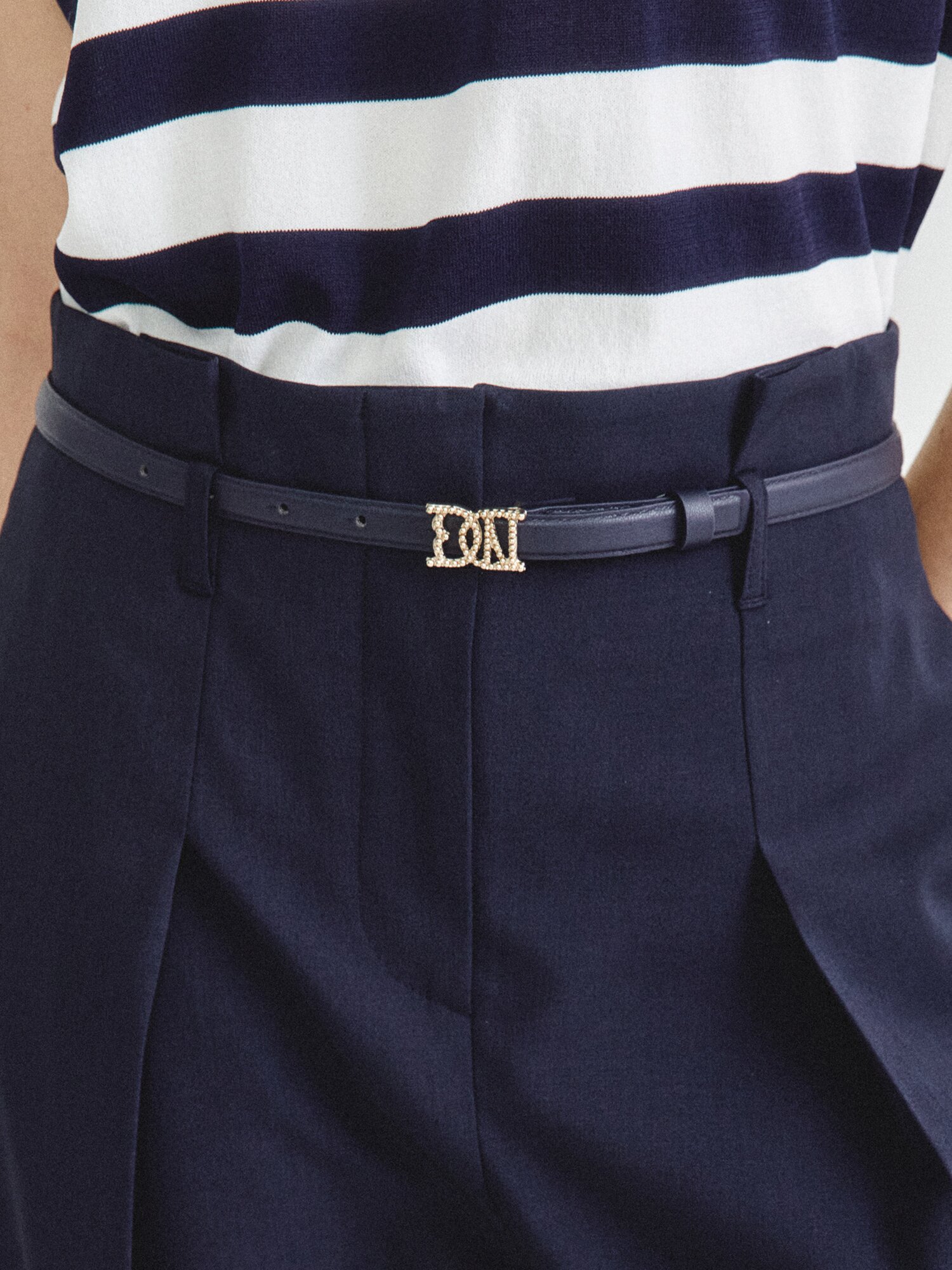 벨티드 원턱 테이퍼드 팬츠 (NAVY)