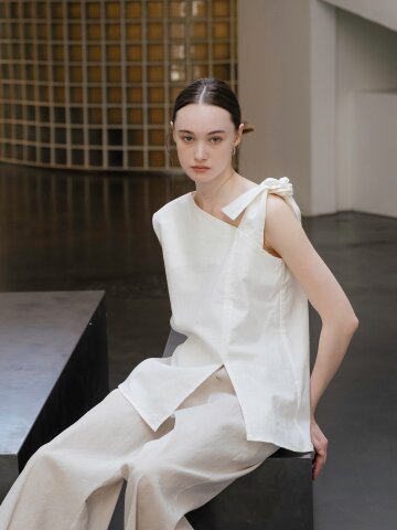 화이트 에이시메트릭 블라우스
