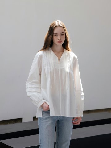 턱 플리츠 화이트 블라우스
