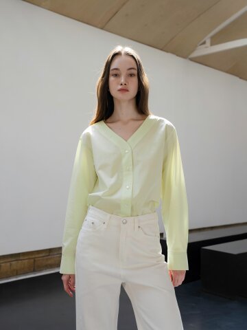 라이트 그린 Y넥 셔츠
