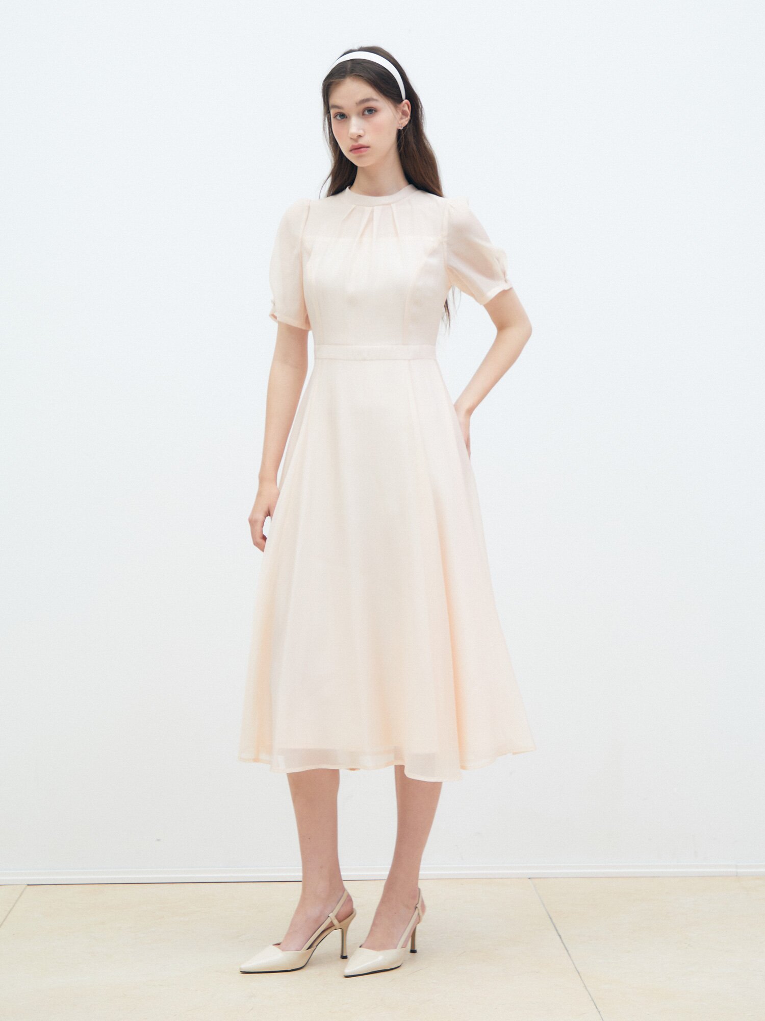 백 리본 퍼프 플레어 원피스 (LIGHT BEIGE)