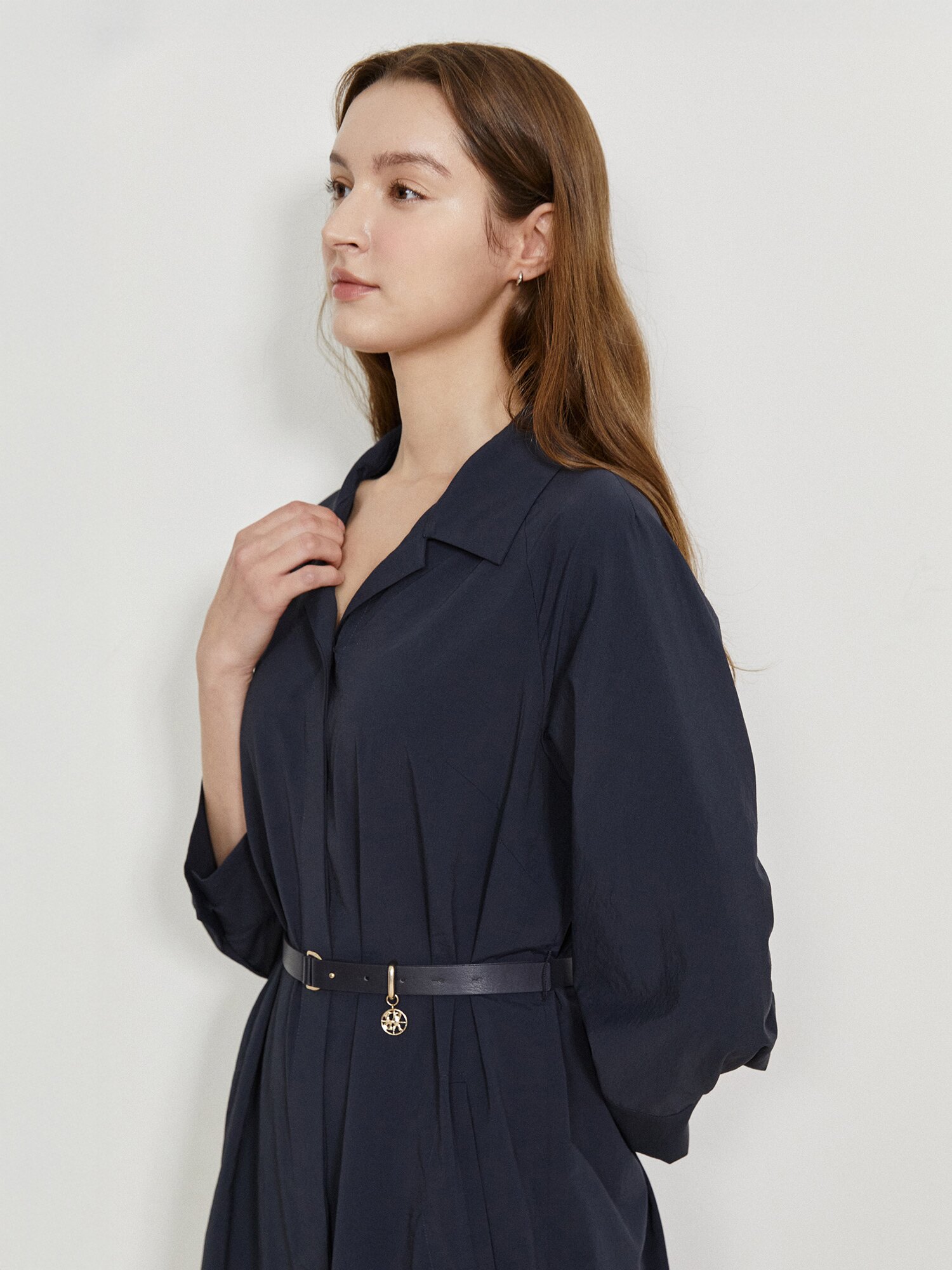 백 플리츠 오픈 칼라 셔츠 원피스 (DARK NAVY)