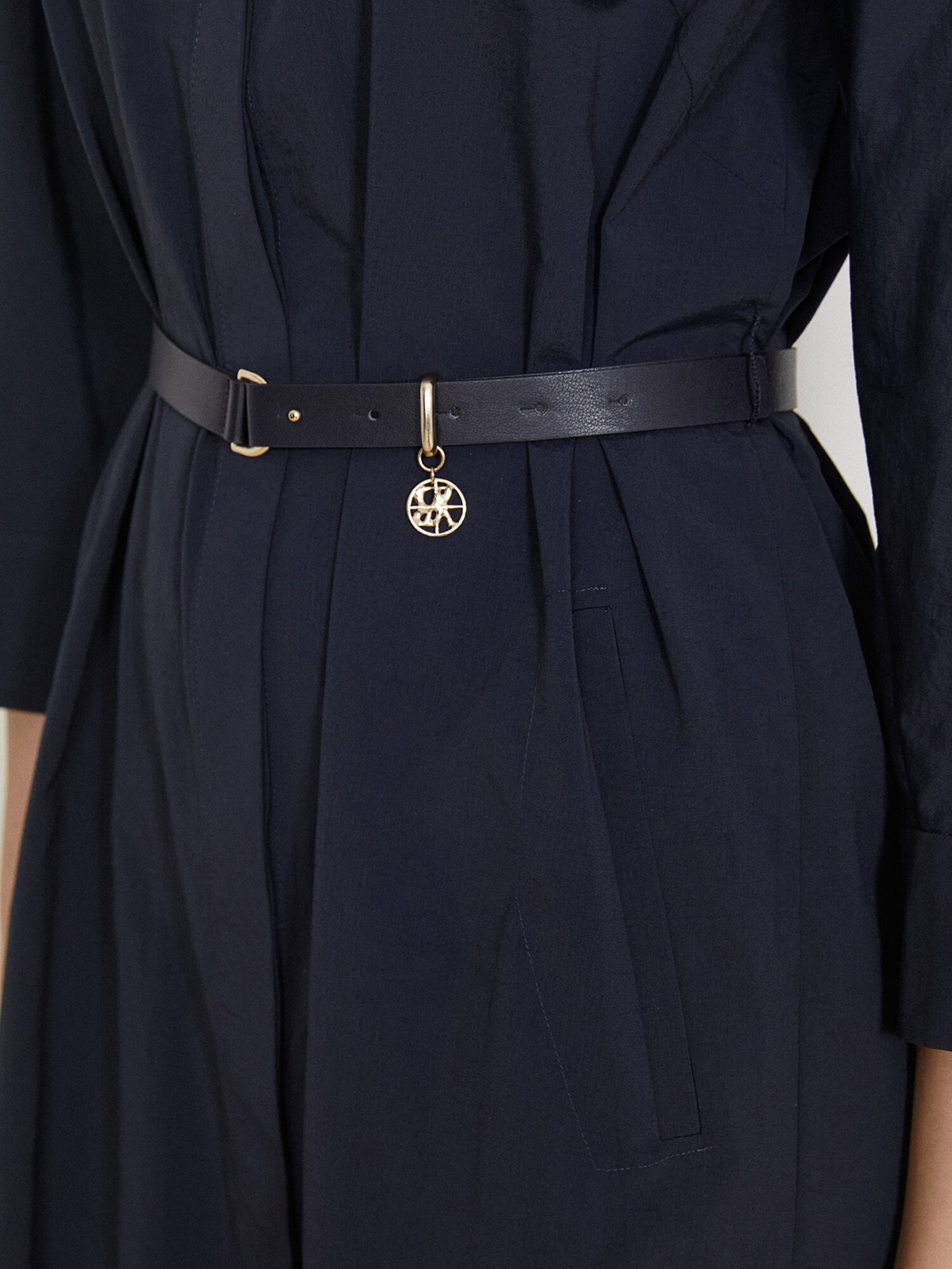 백 플리츠 오픈 칼라 셔츠 원피스 (DARK NAVY)