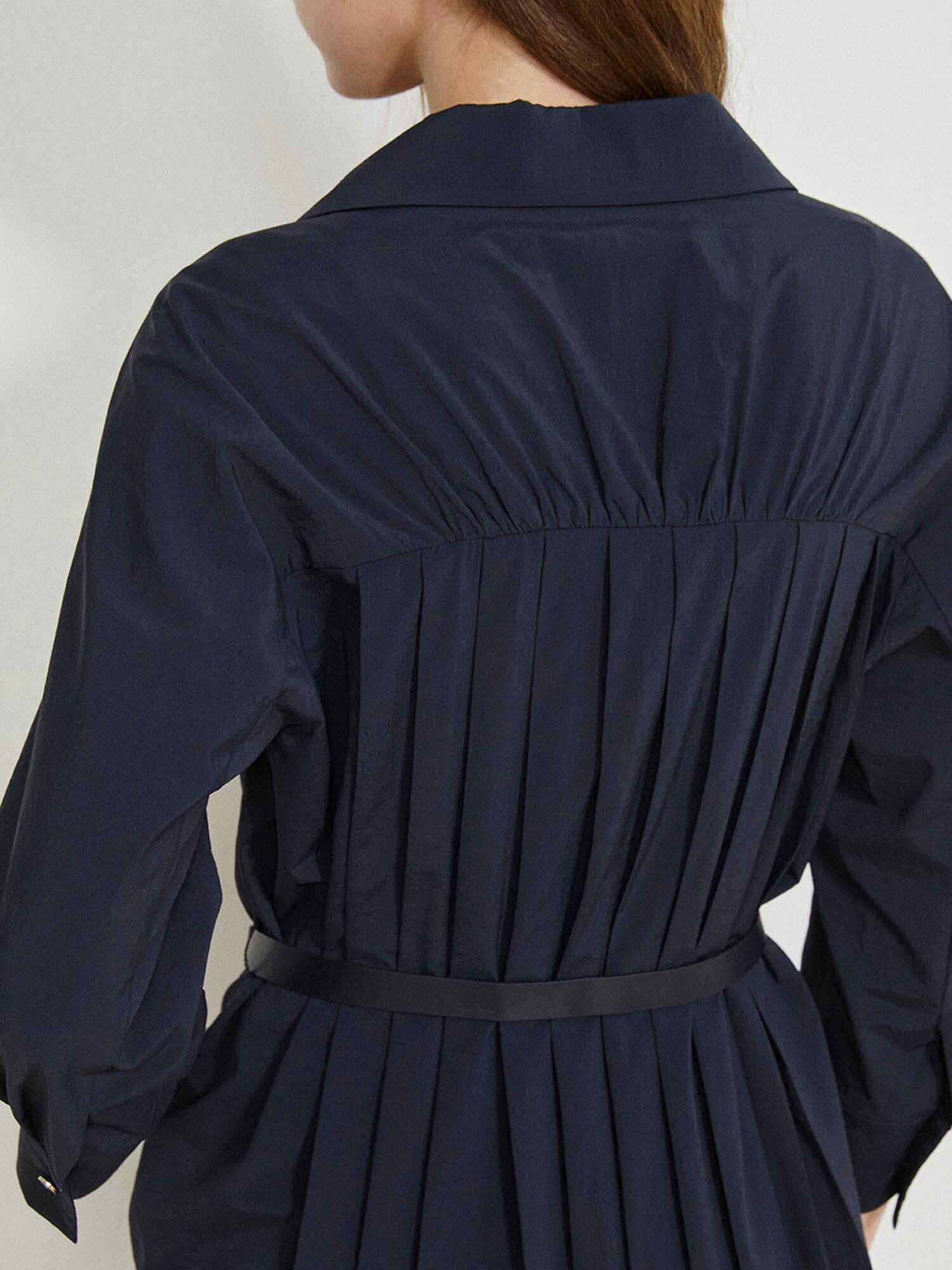 백 플리츠 오픈 칼라 셔츠 원피스 (DARK NAVY)