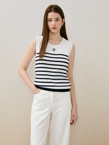 로고 자수 슬리브리스 니트 