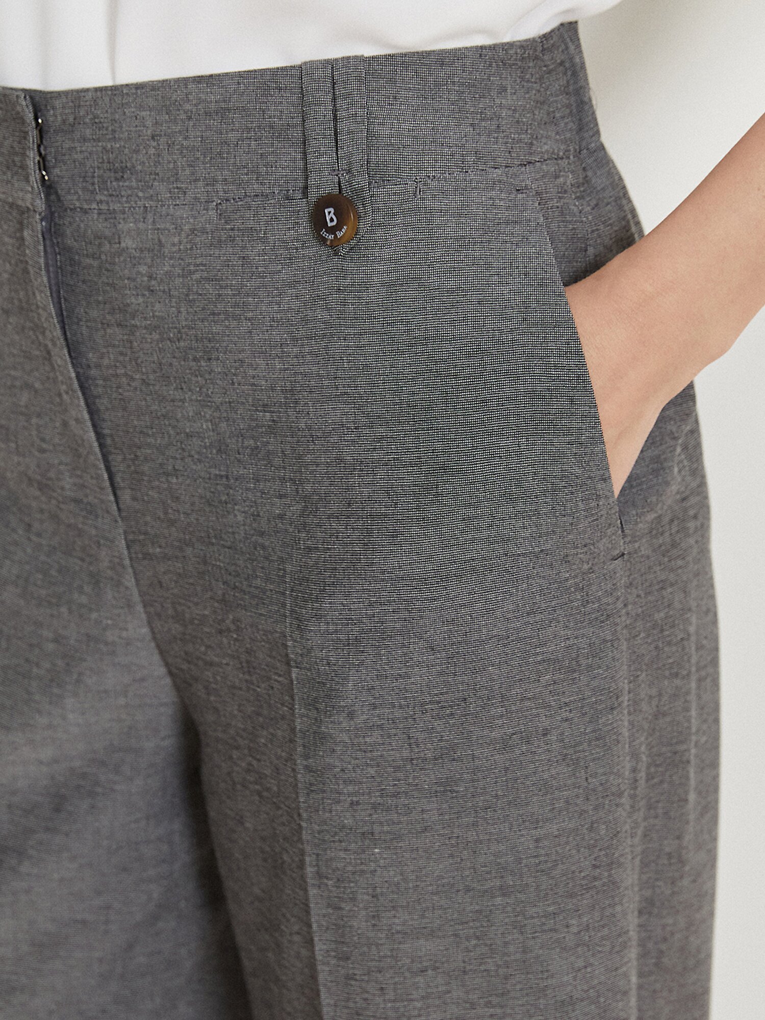 탭 장식 백 밴딩 와이드 팬츠 (DARK GREY)