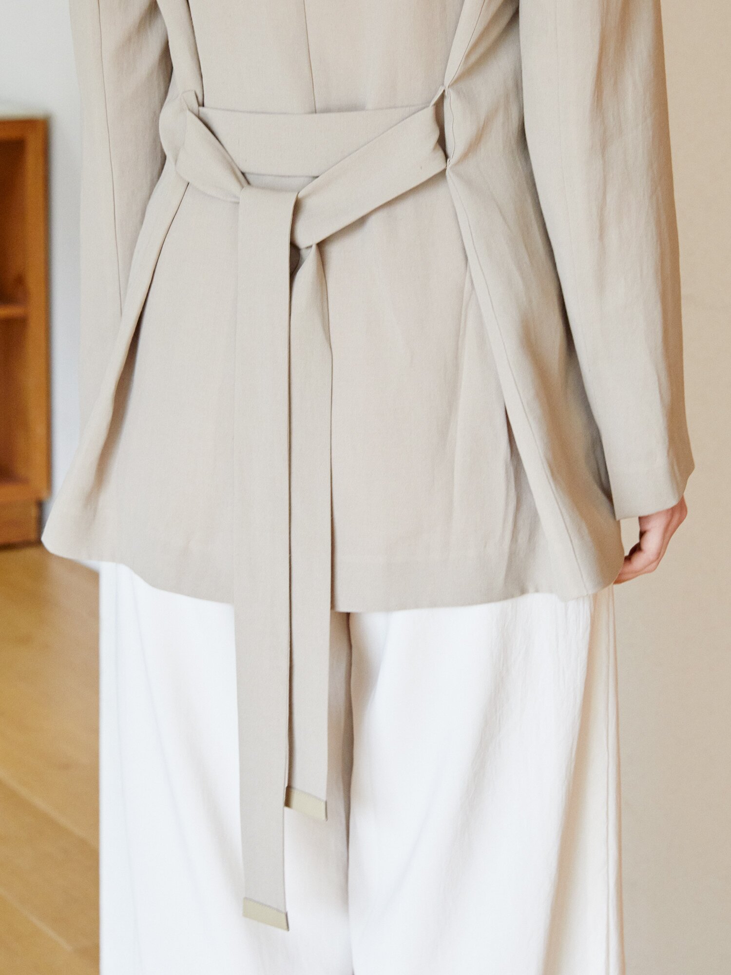 린넨 벨티드 싱글 투버튼 재킷 (BEIGE)