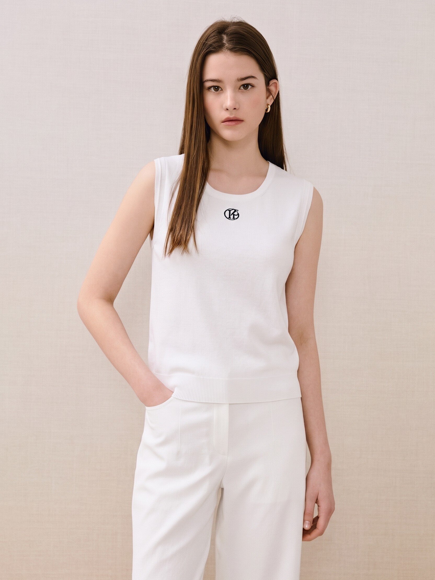 로고 자수 슬리브리스 니트 (IVORY)