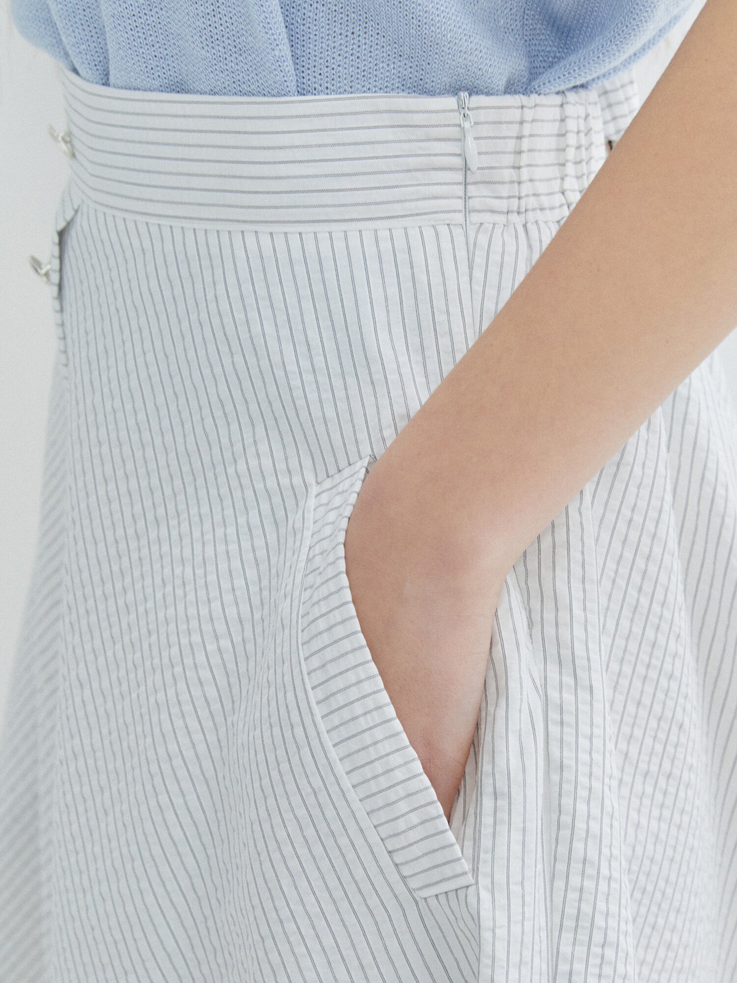 사선 버튼 장식 플레어 스커트 (WHITE)