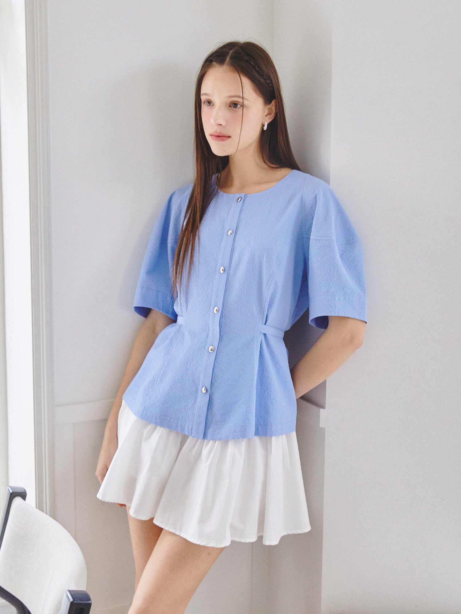 백 벨트 볼륨 슬리브 블라우스 (LIGHT BLUE)