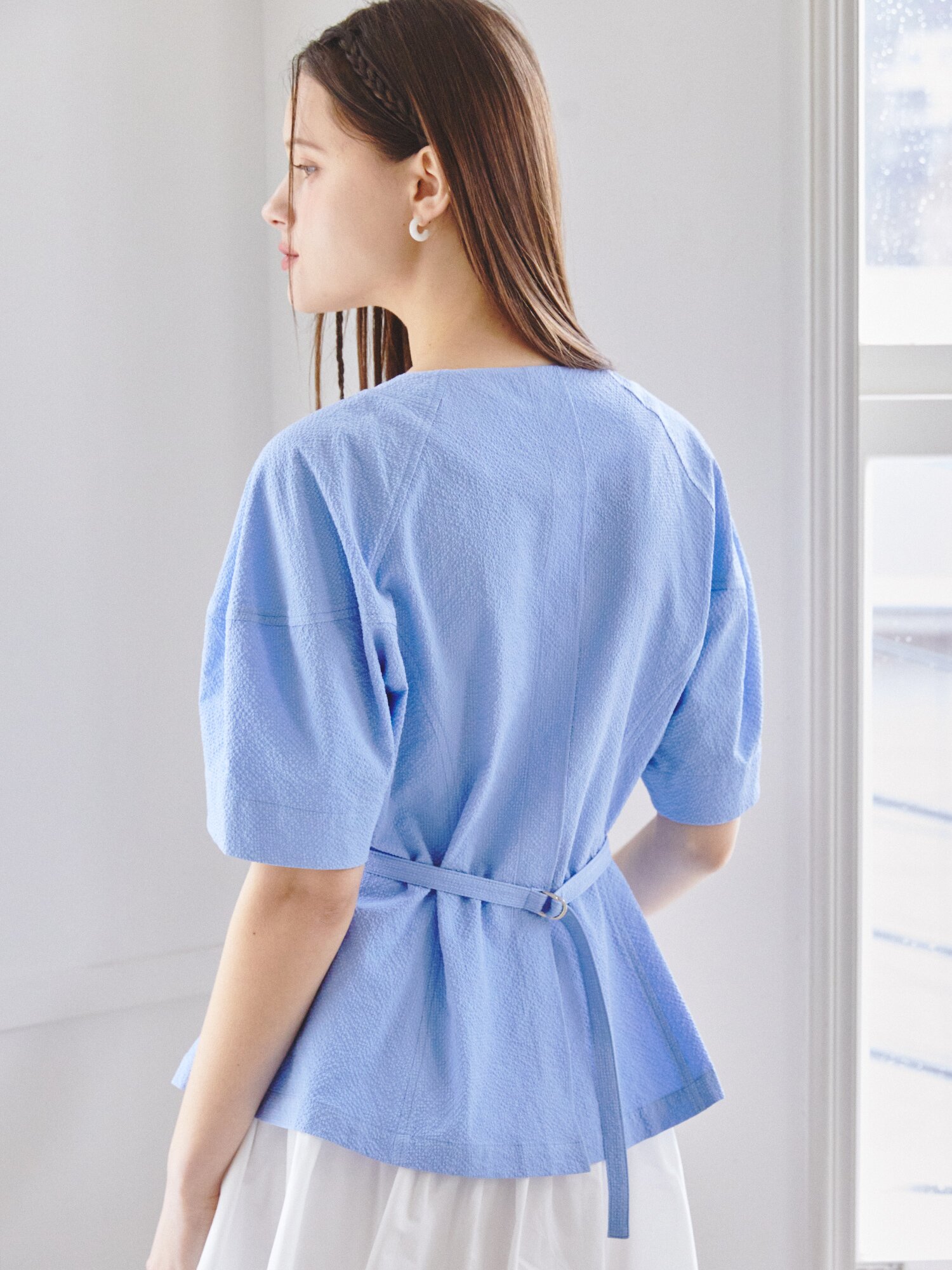 백 벨트 볼륨 슬리브 블라우스 (LIGHT BLUE)