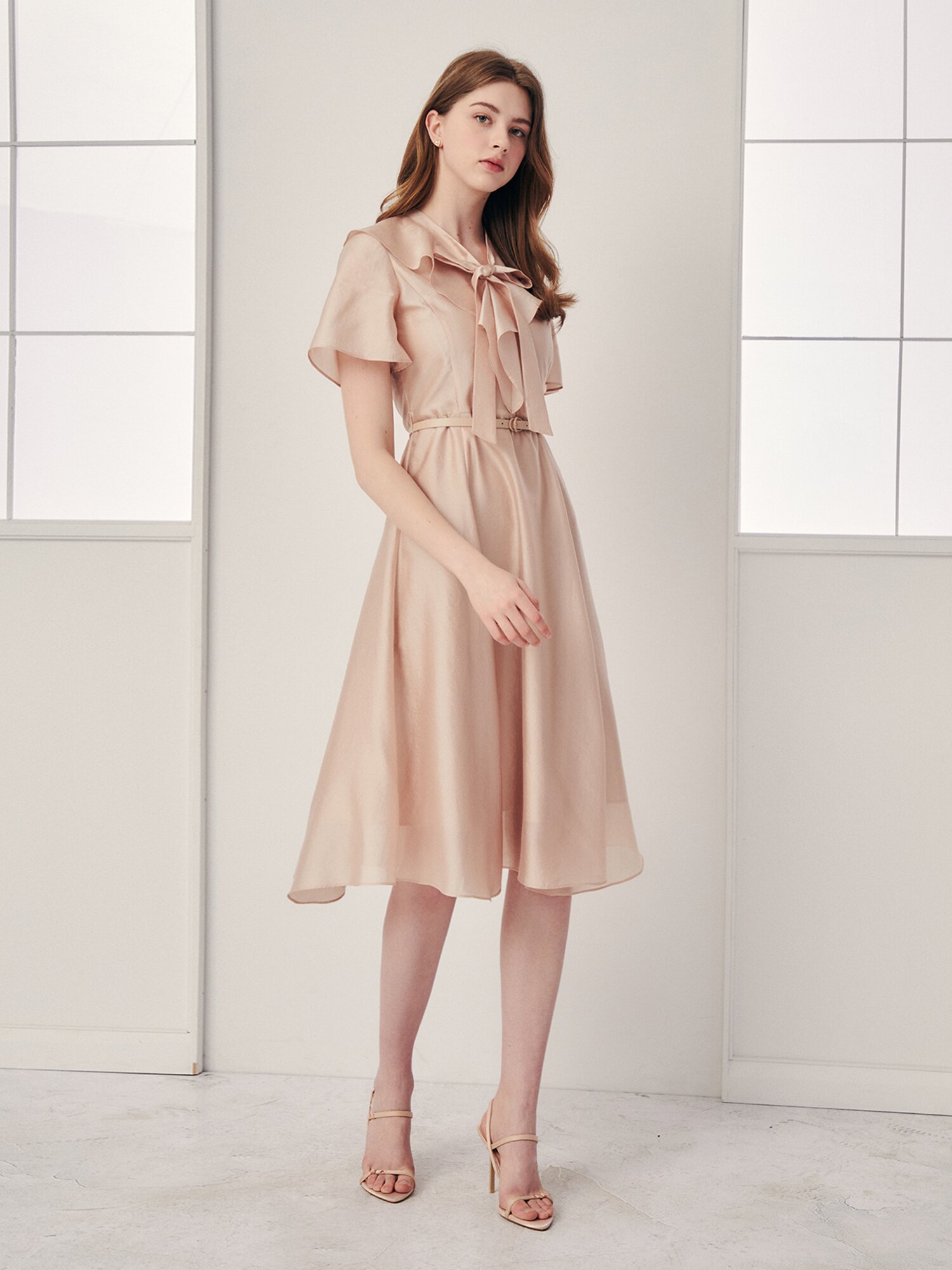 오간자 드레이프 러플 칼라 원피스 (BEIGE)