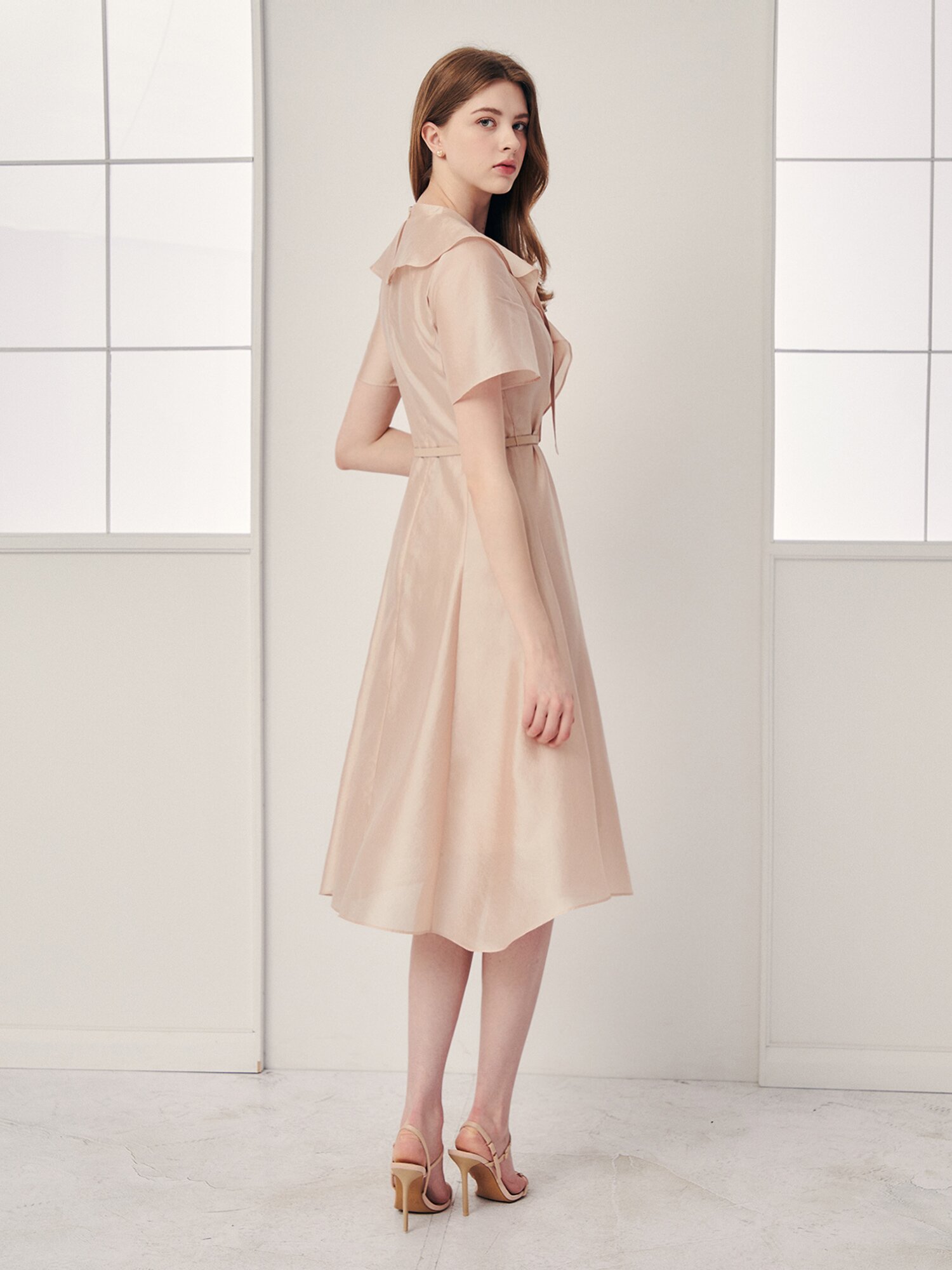 오간자 드레이프 러플 칼라 원피스 (BEIGE)