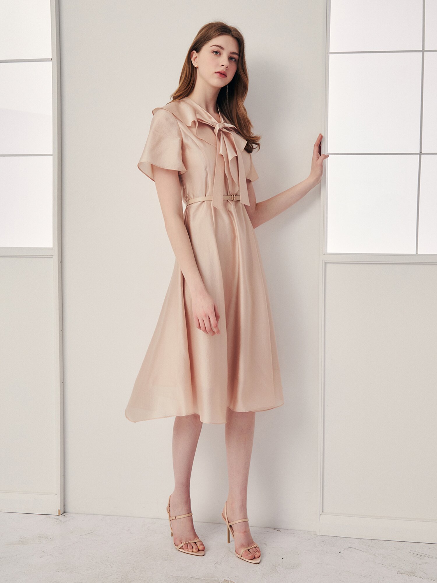 오간자 드레이프 러플 칼라 원피스 (BEIGE)