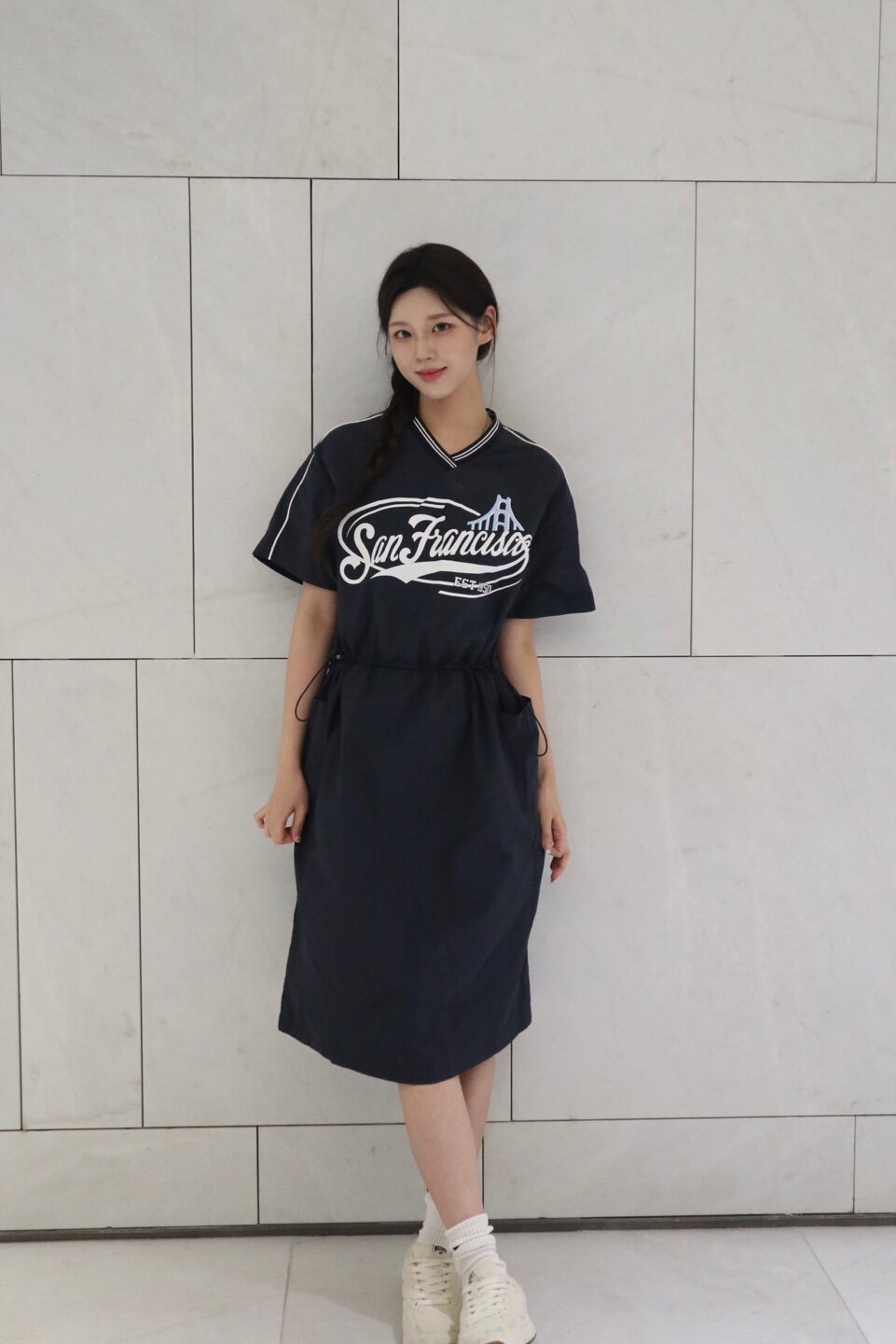 레터링 스트링 브이넥 원피스 (DARK NAVY)