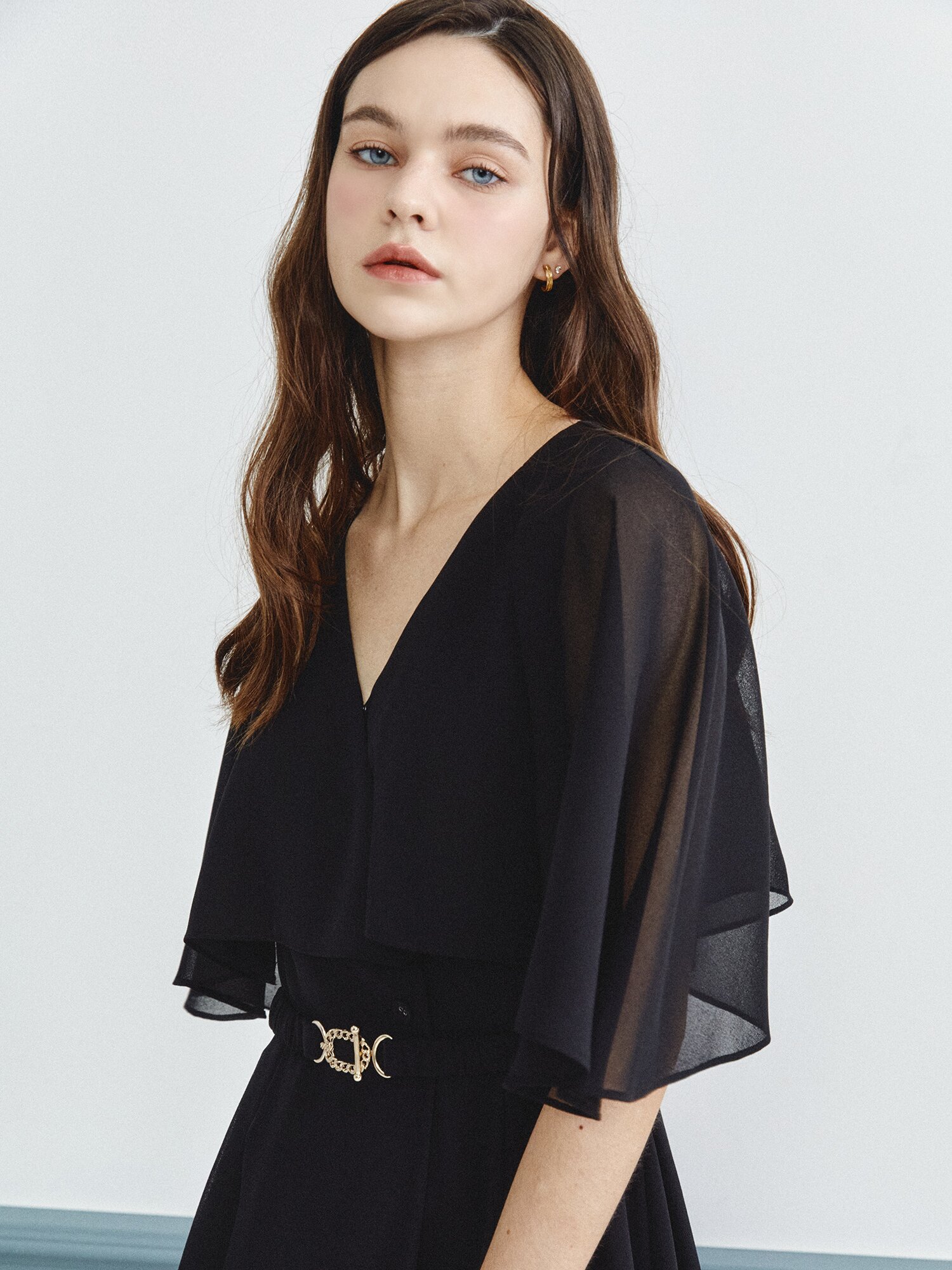 러플 케이프 브이넥 플레어 원피스 (BLACK)