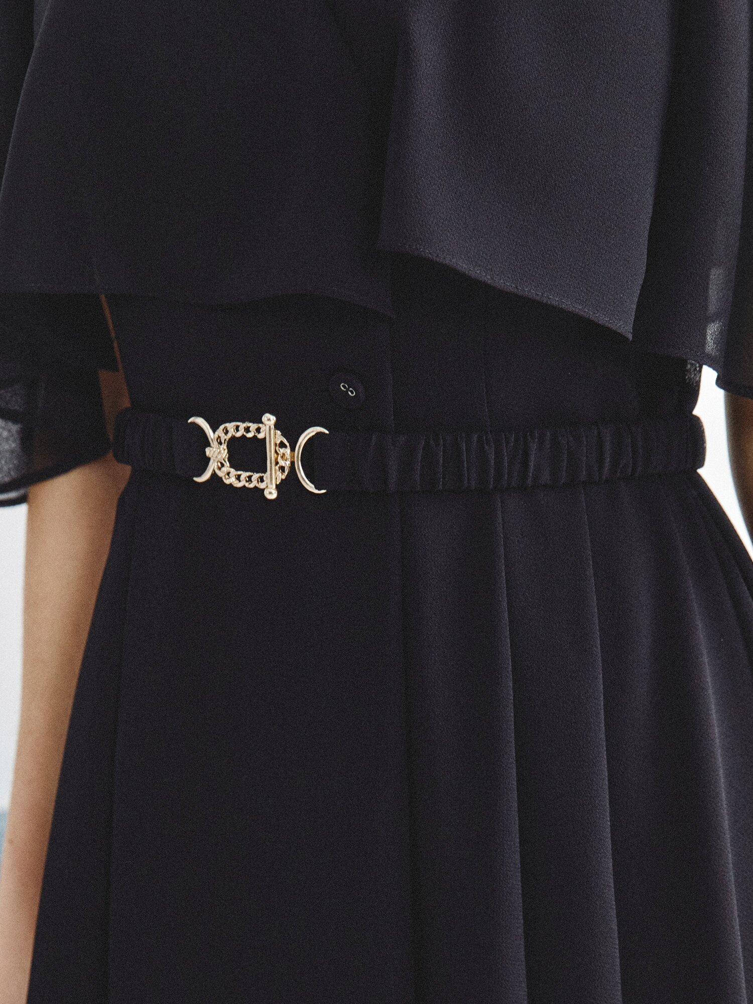 러플 케이프 브이넥 플레어 원피스 (BLACK)