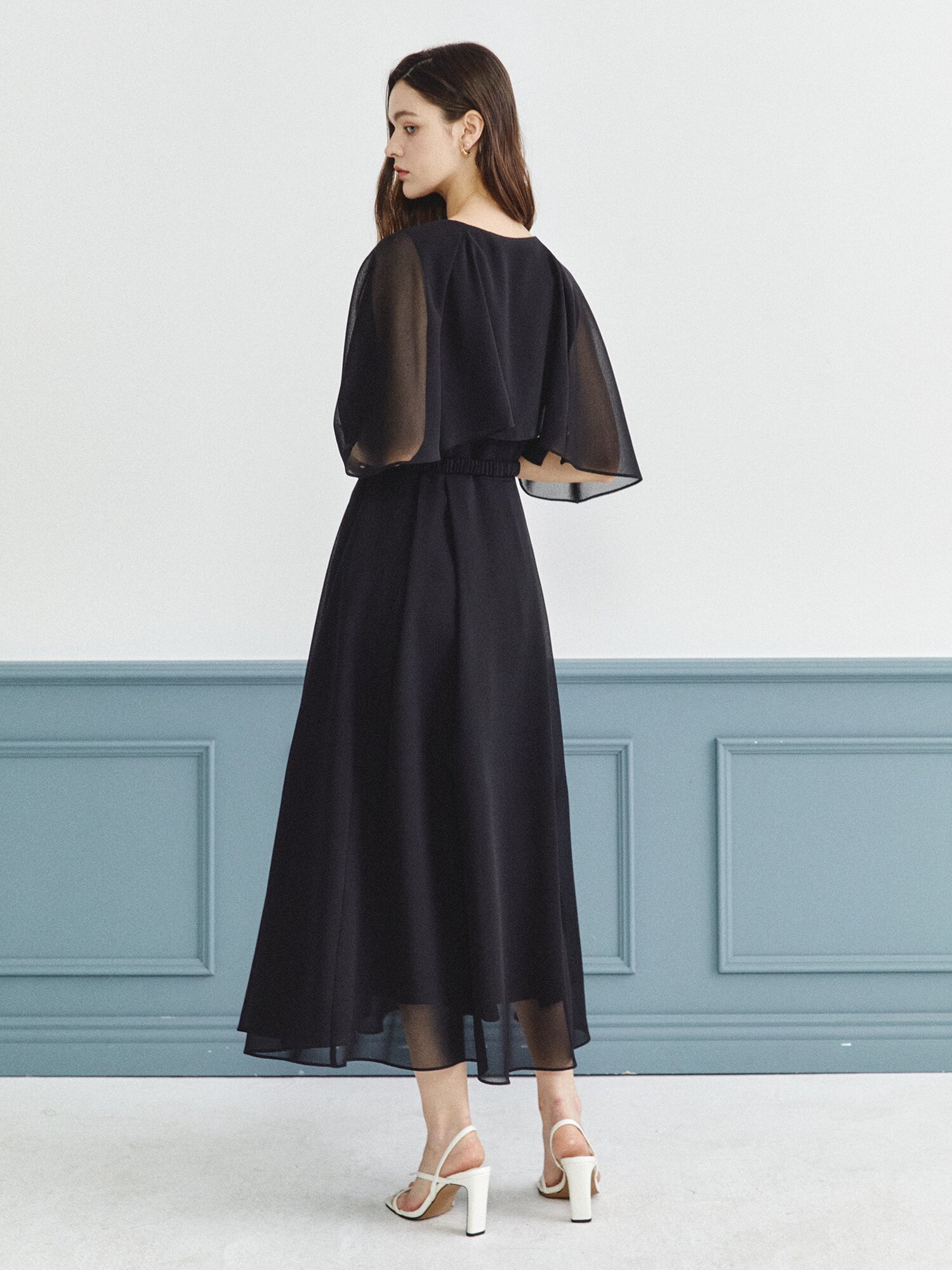 러플 케이프 브이넥 플레어 원피스 (BLACK)