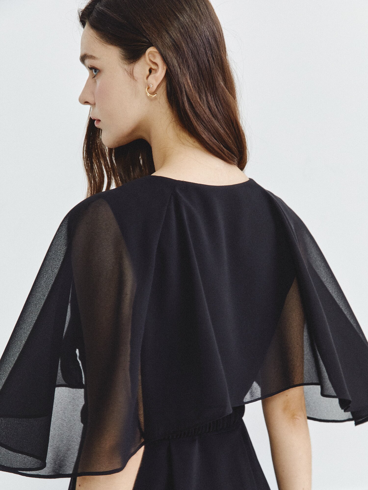 러플 케이프 브이넥 플레어 원피스 (BLACK)