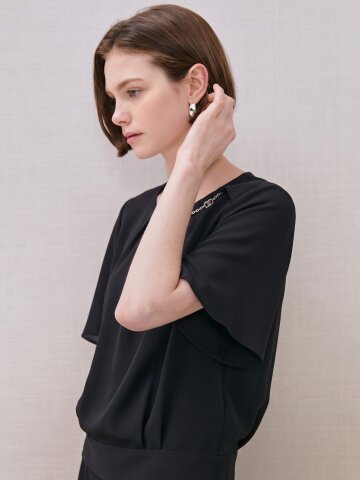 메탈 장식 백 밴딩 블라우스 